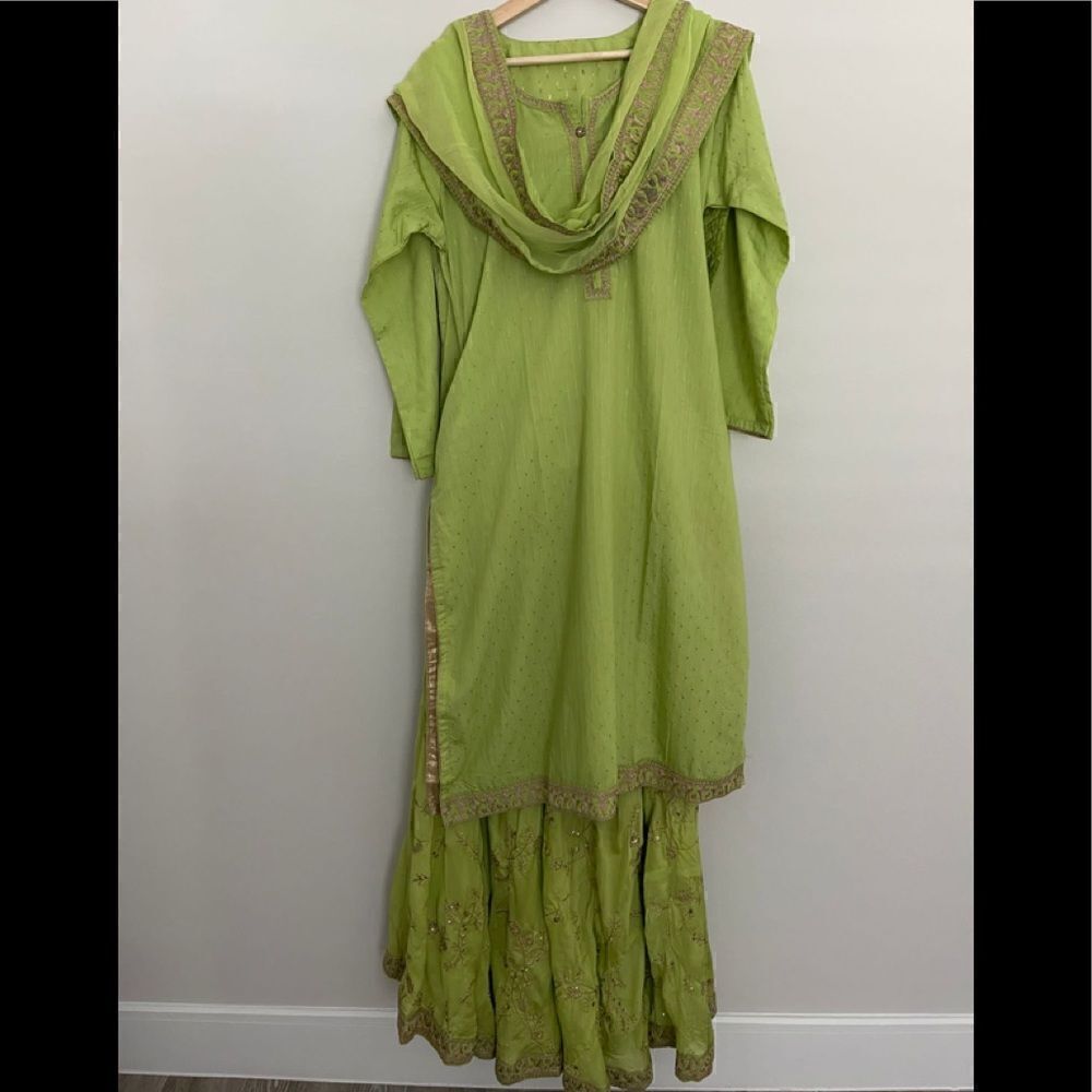Greenโ
Kurtaโ
setย withโskirt